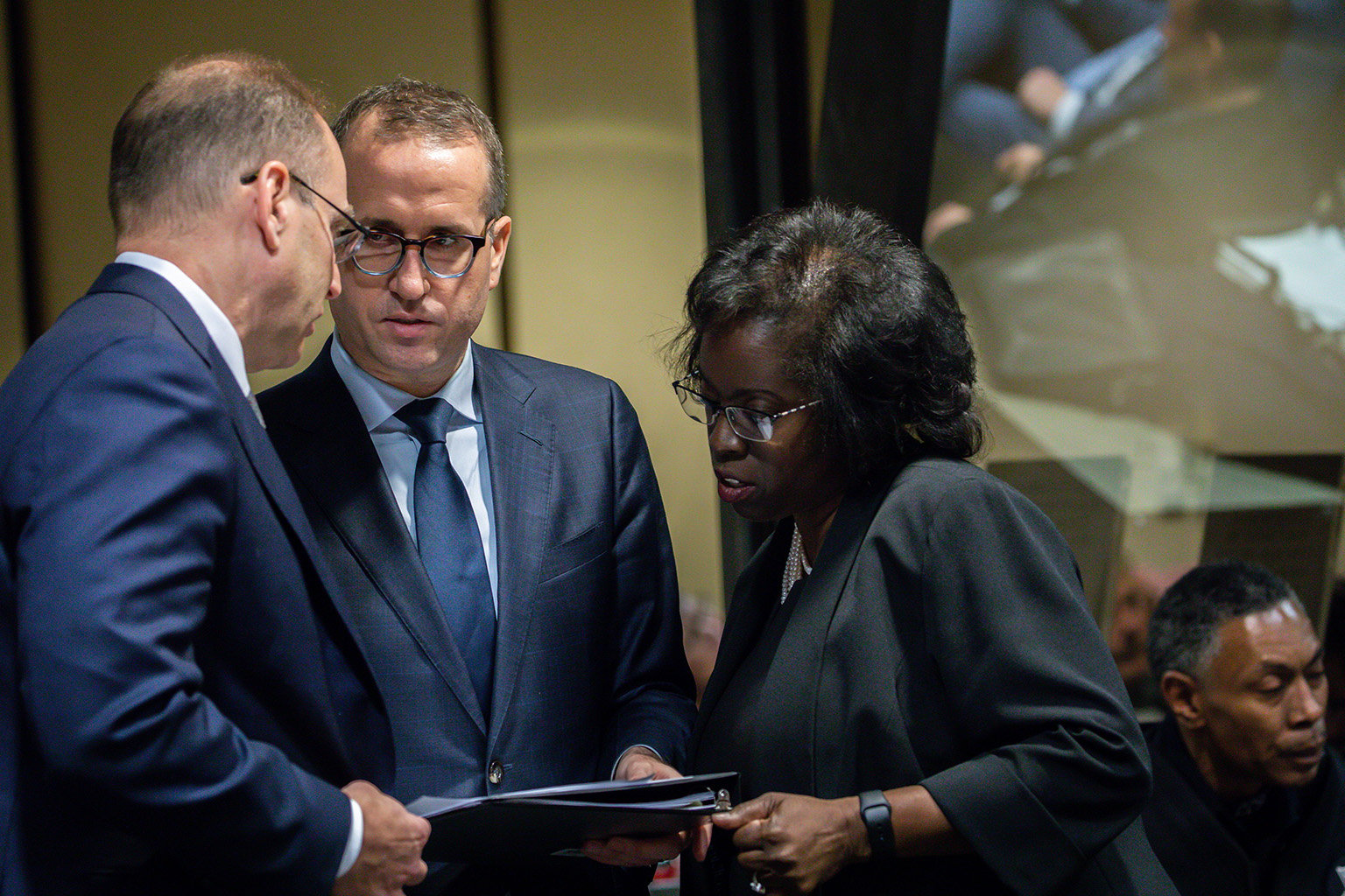 Special prosecutor Patricia Brown Holmes, right, consults with assistant special prosecutor Ron Safer, left, and Brian Watson, center, on Thursday, Dec. 6, 2018. (Zbigniew Bzdak / Chicago Tribune / Pool)