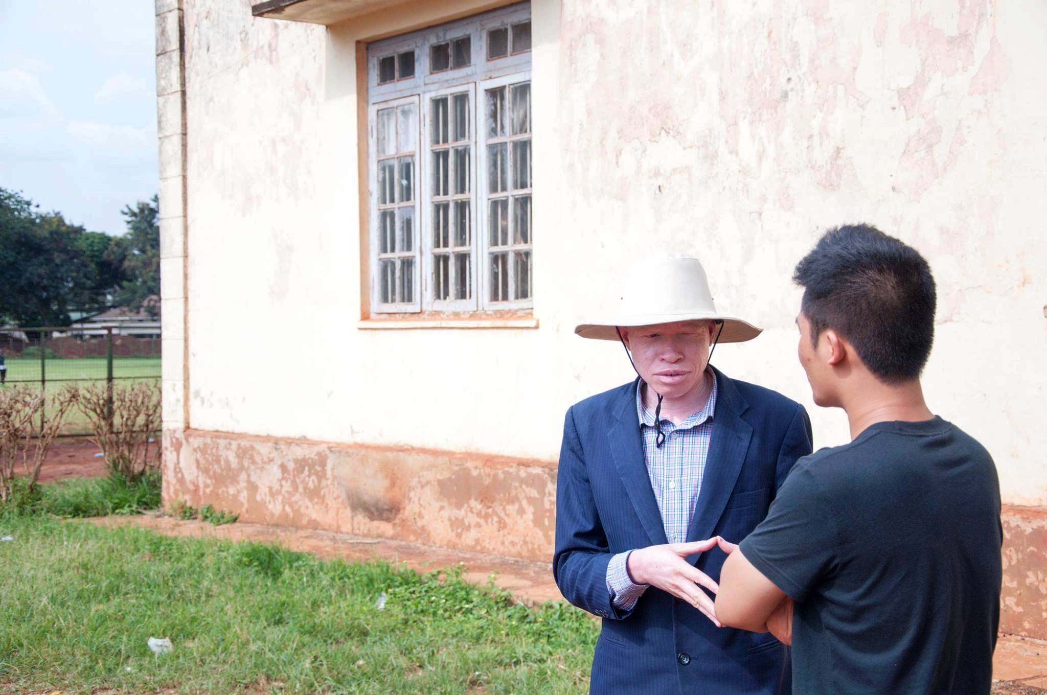 Ogik Peter talking to filmmaker Andersen Xia in Jinja, Uganda (Evan Garcia)