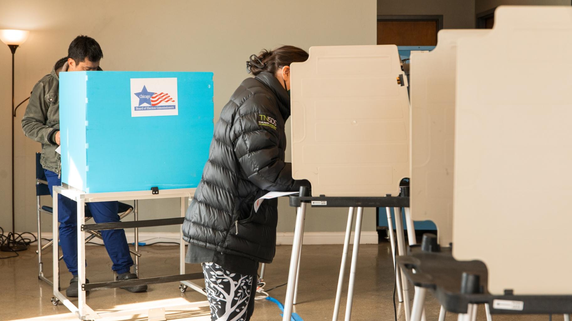 People cast their ballots at Edgewater bakery Edge of Sweetness for the primary election on March 19, 2024. (Michael Izquierdo / WTTW News)