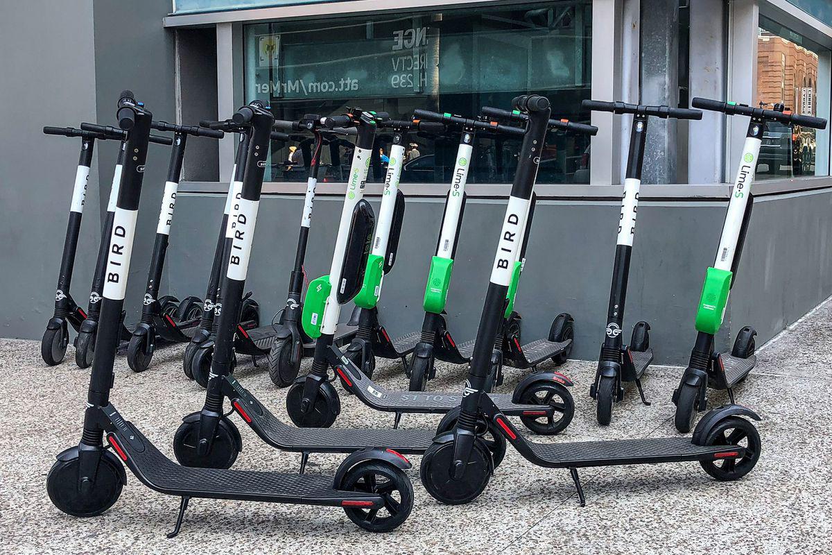 Chicago’s new shared electric scooters can be used in streets and bike lanes, but not on sidewalks. Riders can park the scooters anywhere within established zones as long as they are upright and not blocking a sidewalk. (Baldesteinemanuel326 / Wikimedia Commons) 