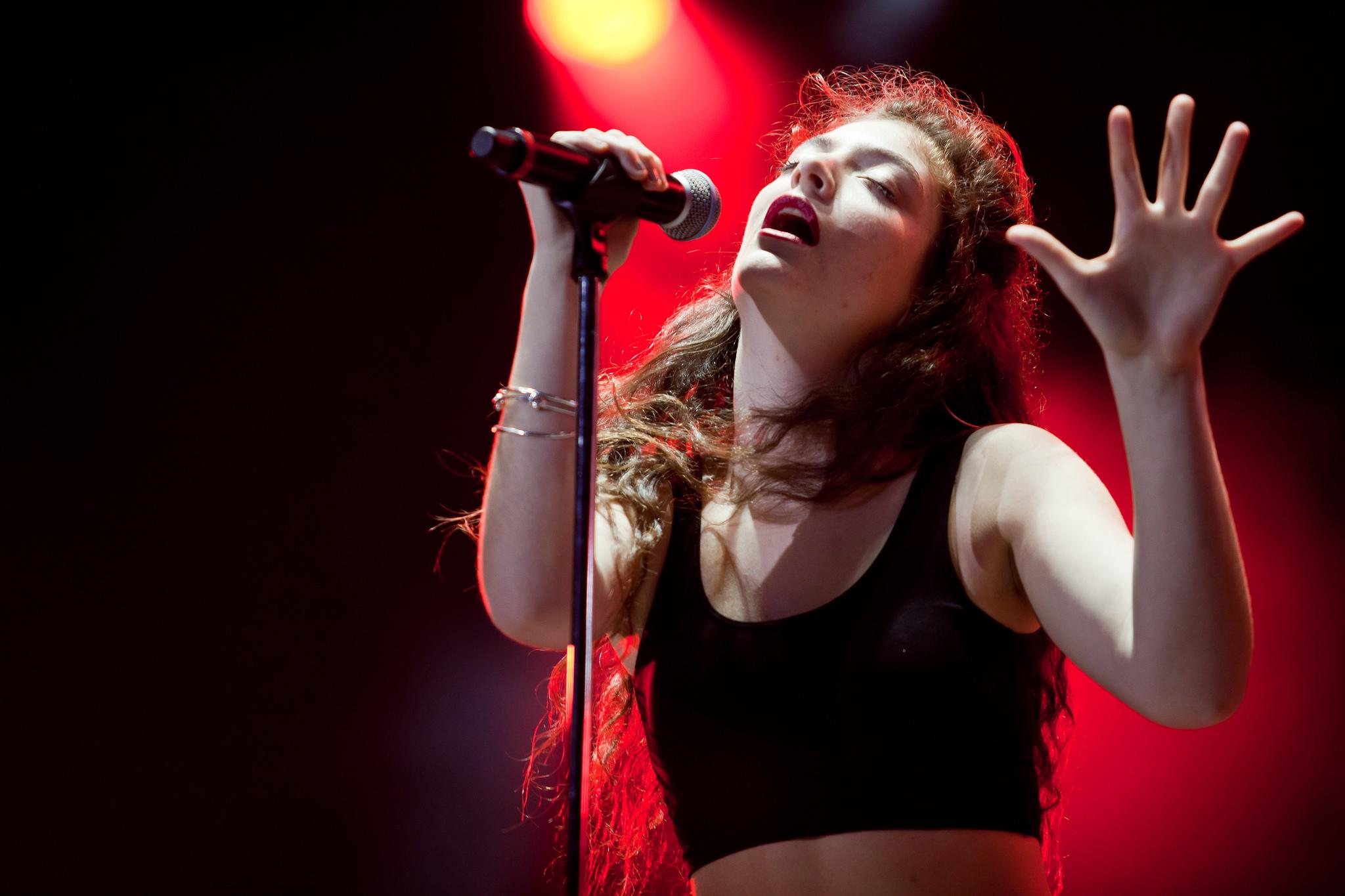 Lorde performs in 2014 at Lollapalooza Brasil. The singer-songwriter performs Thursday in Chicago. (Liliane Callegari / Flickr)