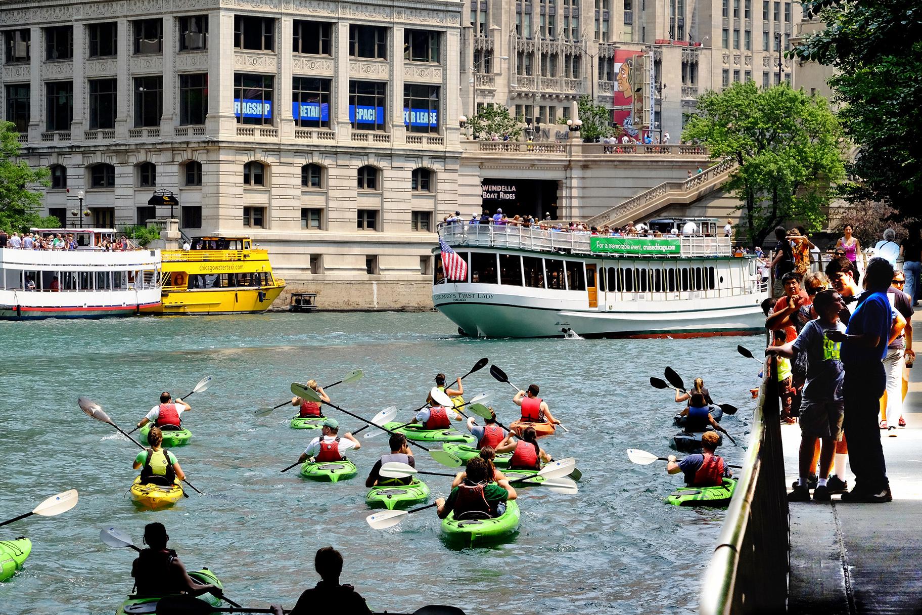 Kayakers on the Chicago River (Brian Kay / Wikimedia Commons)