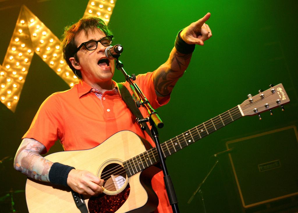 Weezer's Rivers Cuomo performs. (Tankboy / Flickr)