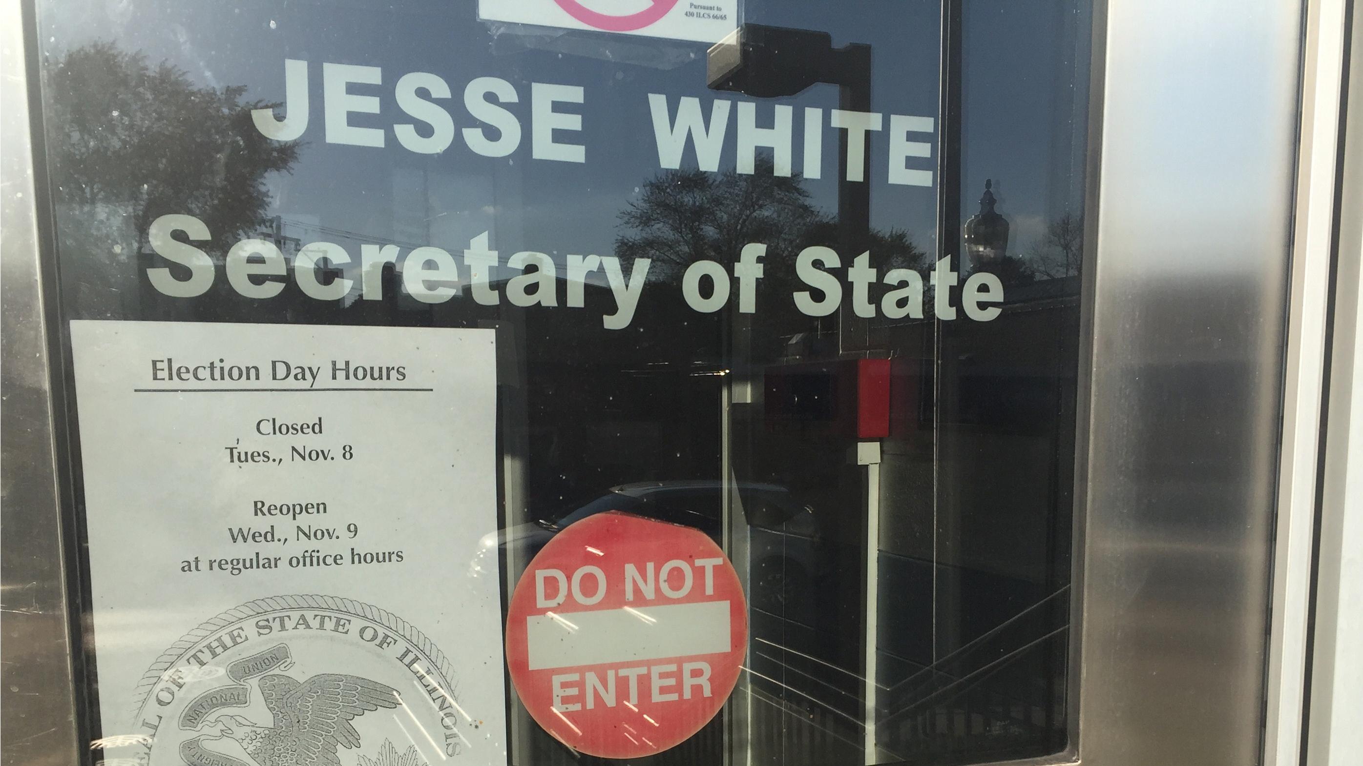 A sign at the Chicago North Secretary of State Facility, located at 5401 N. Elston Ave., announces the office is closed until Wednesday. (Paris Schutz / Chicago Tonight)