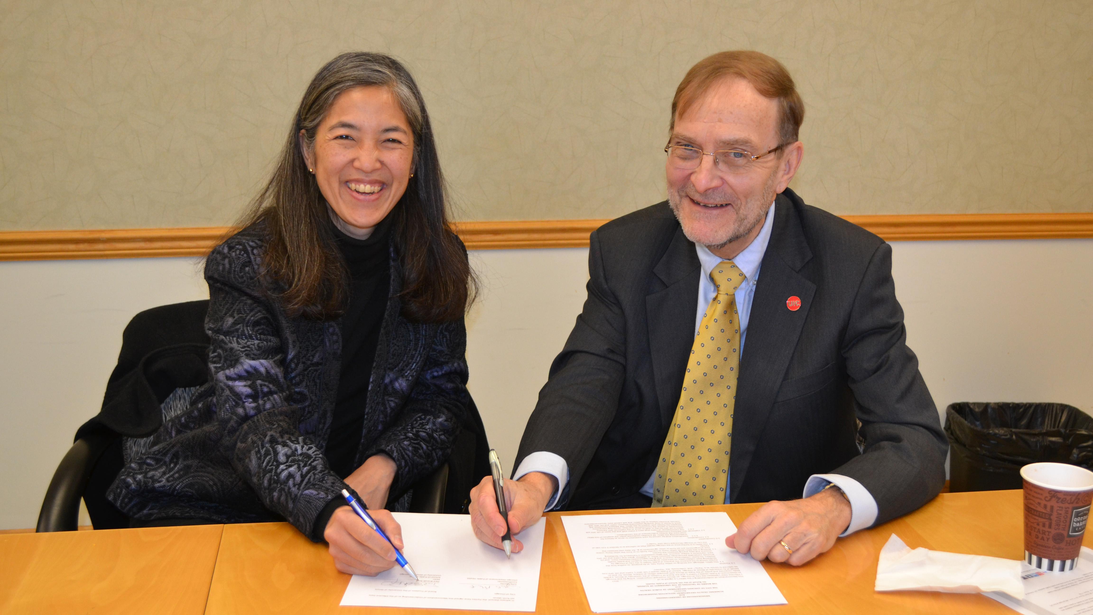 Chicago Department of Public Health Commissioner Dr. Julie Morita and UIC School of Public Health Dean Dr. Paul Brandt-Rauf sign an agreement Wednesday morning formalizing a partnership. (UIC School of Public Health)