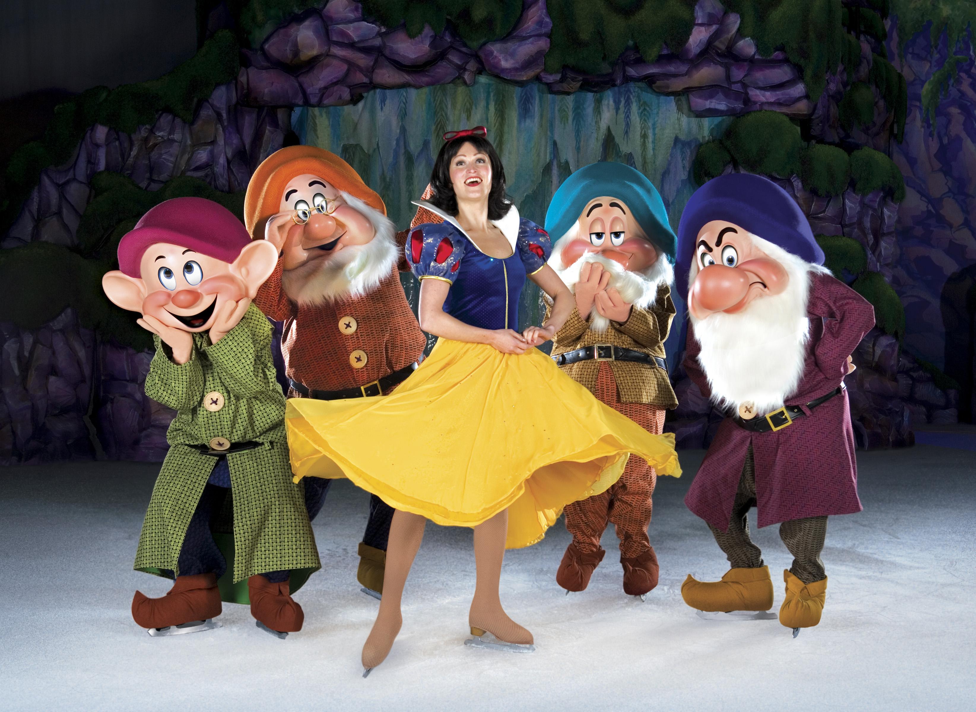 See Snow White and friends on ice this weekend. (Courtesy of Feld Entertainment)
