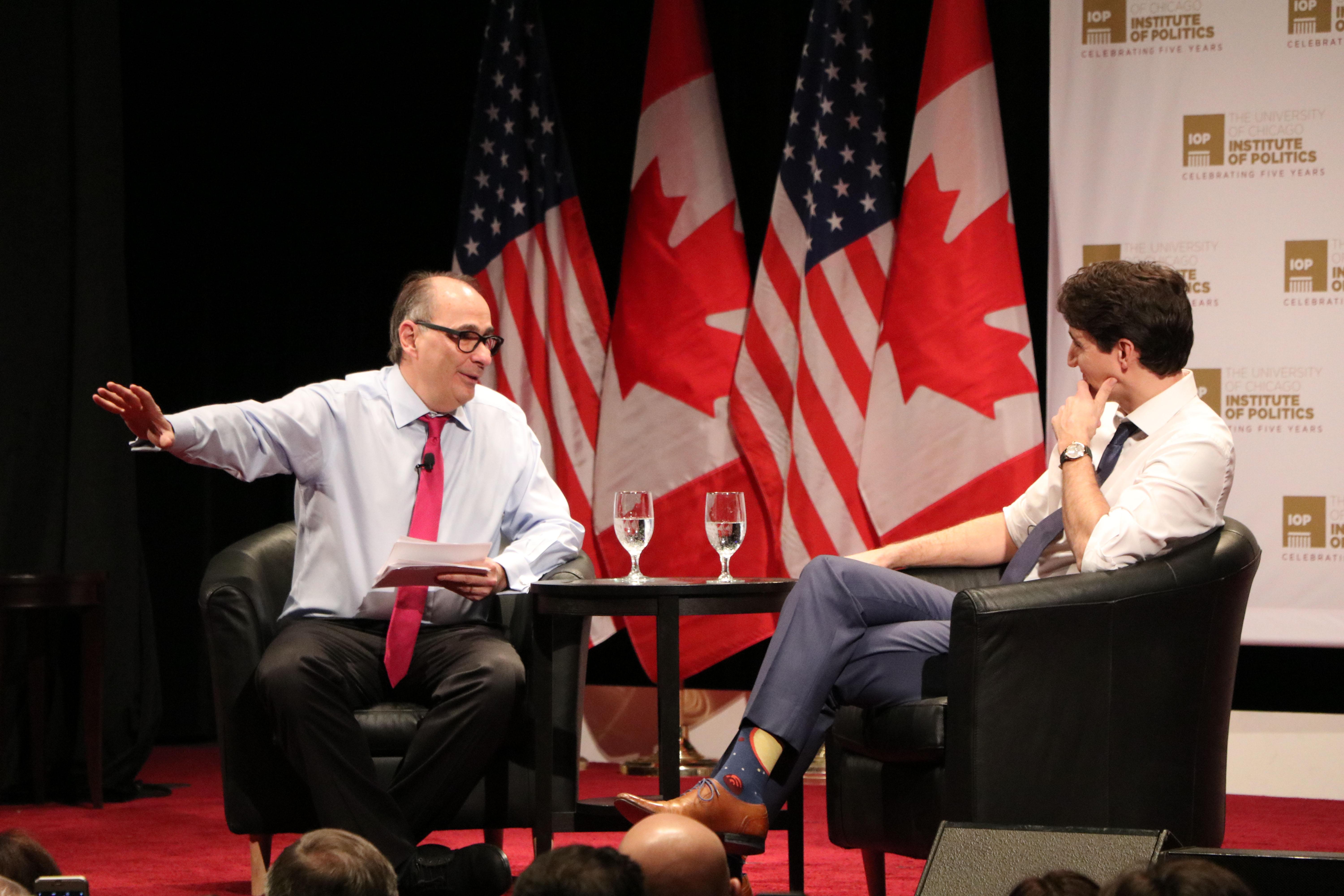 IOP founder and director David Axelrod asks Trudeau a question. (Evan Garcia / Chicago Tonight)