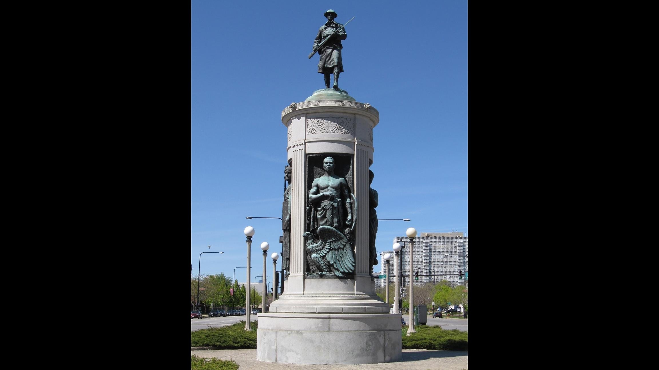 The Victory Monument has stood at the corner of 35th and King Drive in Bronzeville since 1927. (Joe Ravi / Wikimedia Commons)