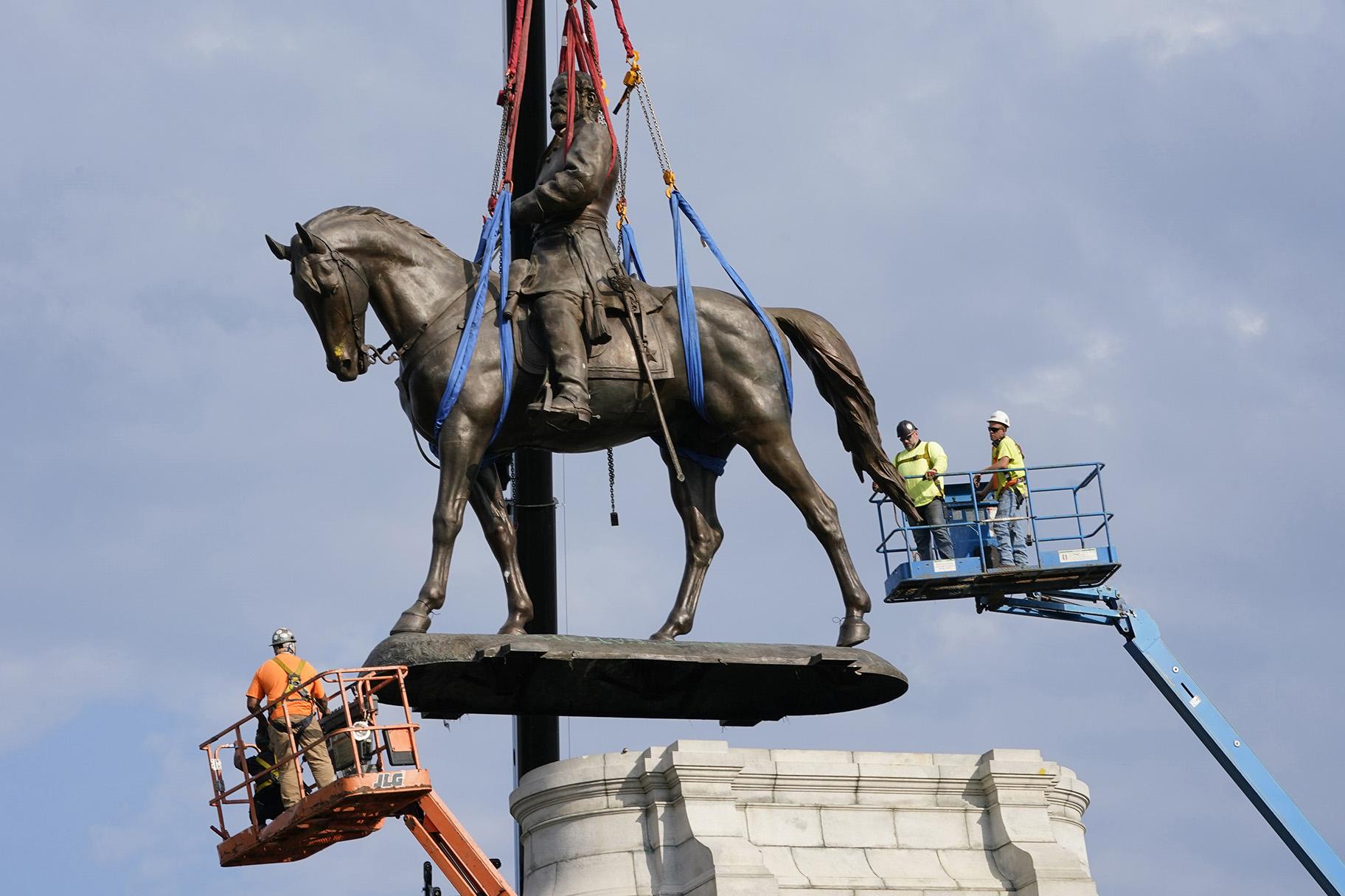 Crews remove one of the country's largest remaining monuments to the Confederacy, a towering statue of Confederate General Robert E. Lee on Monument Avenue in Richmond, Va., Wednesday, Sept. 8, 2021. (AP Photo / Steve Helber, File) 