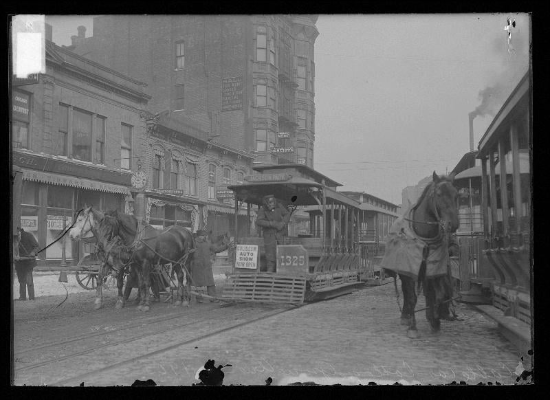 Horse-drawn streetcars, South Cottage Grove Avenue, 1903. (Courtesy of Chicago History Museum)