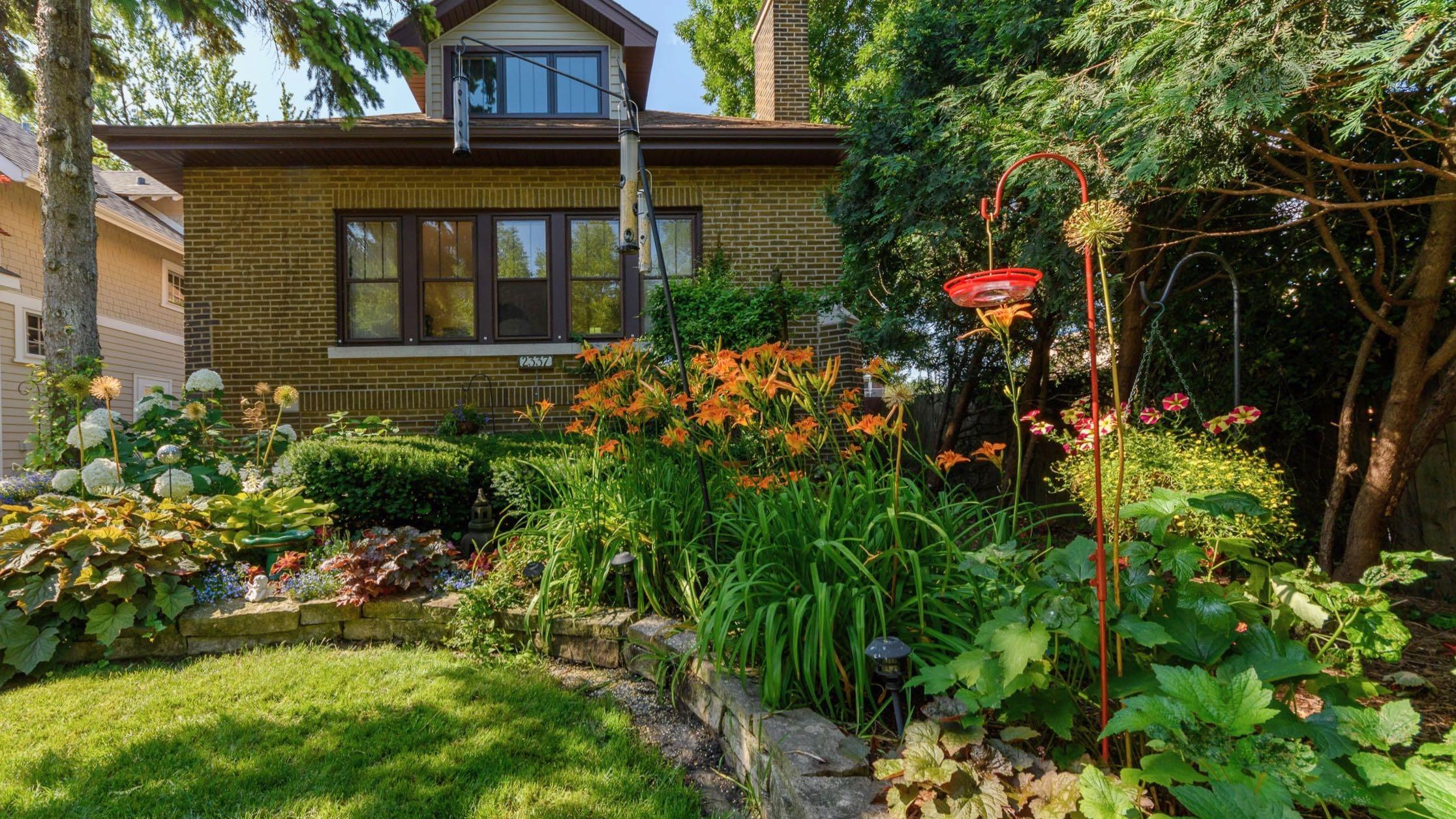The 2020 winner in the front garden category. (Courtesy of Chicago Bungalow Association)