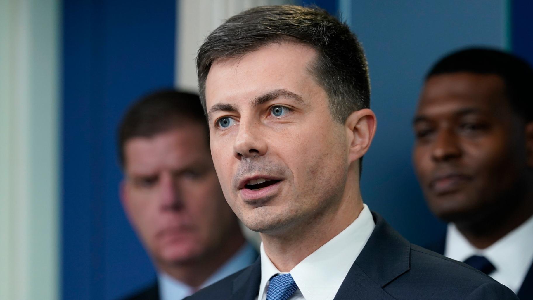 Transportation Secretary Pete Buttigieg, center, speaks during a briefing at the White House in Washington, May 16, 2022. (AP Photo / Susan Walsh, File)