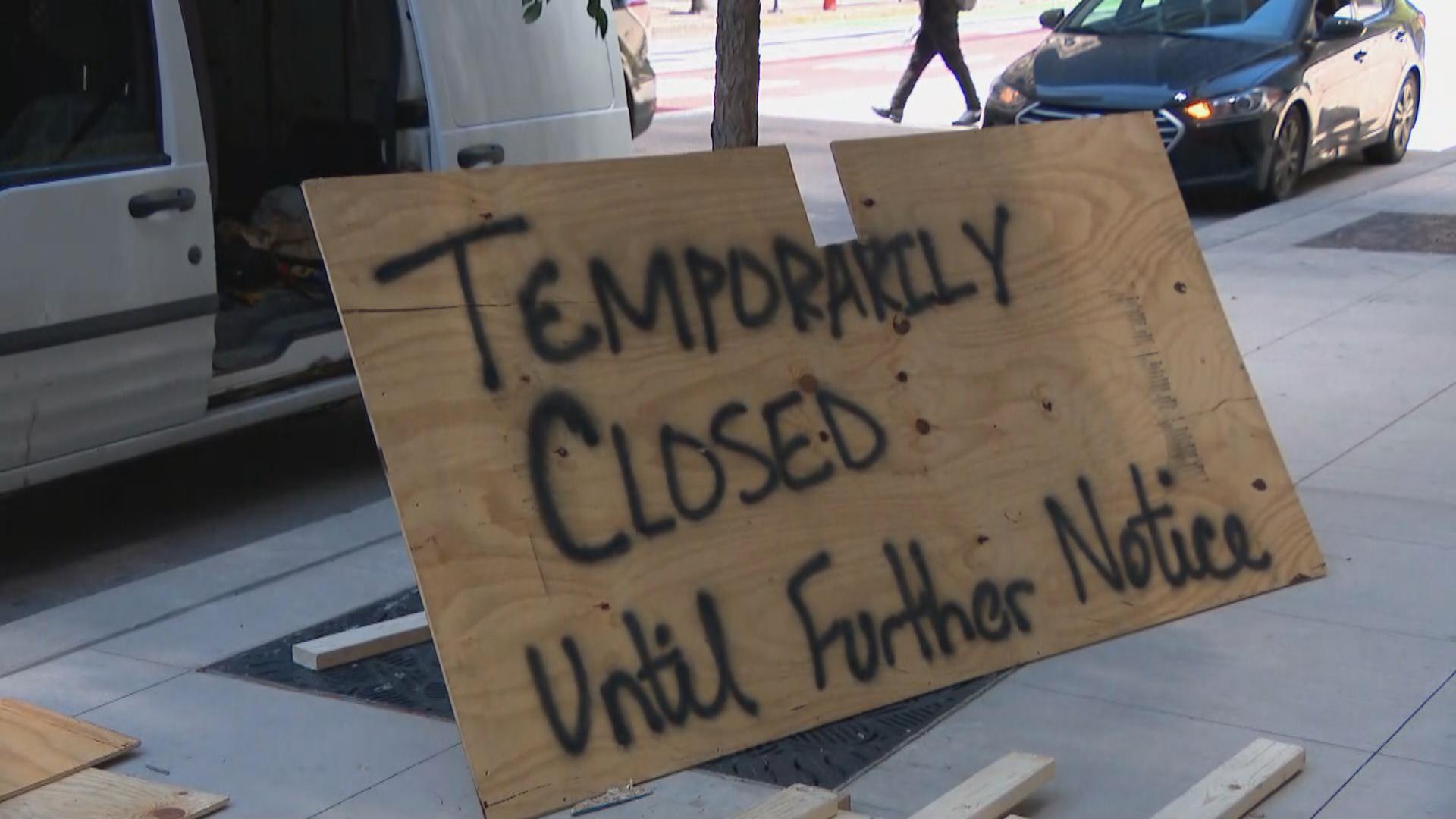 A makeshift sign announces a temporary business closure following looting in downtown Chicago in the early hours of Monday, Aug. 10, 2020. (WTTW News)