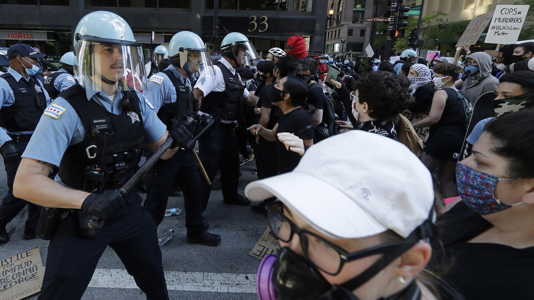 Chicago Police officers and protesters clash during a protest over the death of George Floyd in Chicago, Saturday, May 30, 2020. Floyd died after being taken into custody and restrained by Minneapolis police on Memorial Day in Minnesota. (AP Photo / Nam Y. Huh)