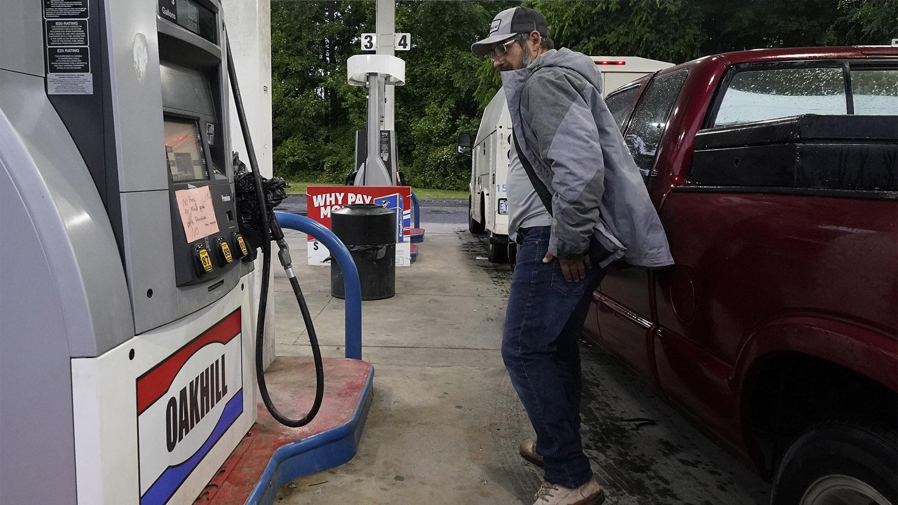 A customer looks at a hand written sign posted on a gas pump, showing that the service station is out of all grades of fuel Wednesday, May 12, 2021, in Charlotte, N.C. (AP Photo / Chris Carlson)