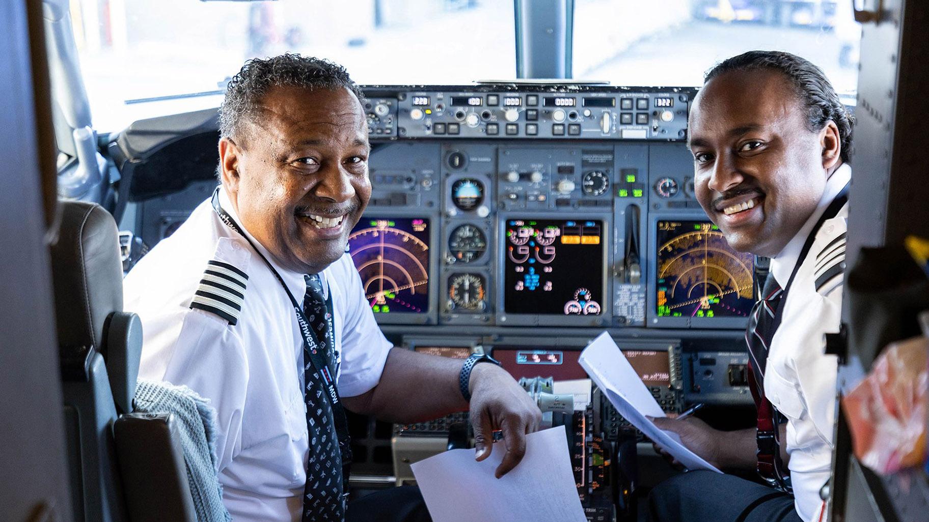 Captain Ruben Flowers and First Officer Ruben Flowers recreating the 1990s photo in 2023. (Courtesy of Southwest Airlines)