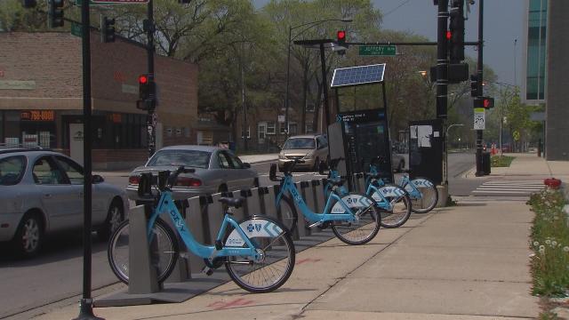A grant from the Federal Transit Administration will help fund the development of the Ventra App so Divvy members can access and pay for rides with the bike sharing program. (Chicago Tonight)