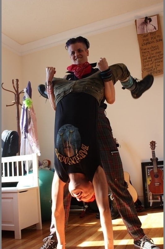 Feats of strength at Malic and Molly's Humboldt Park apartment. (Chloe Riley)