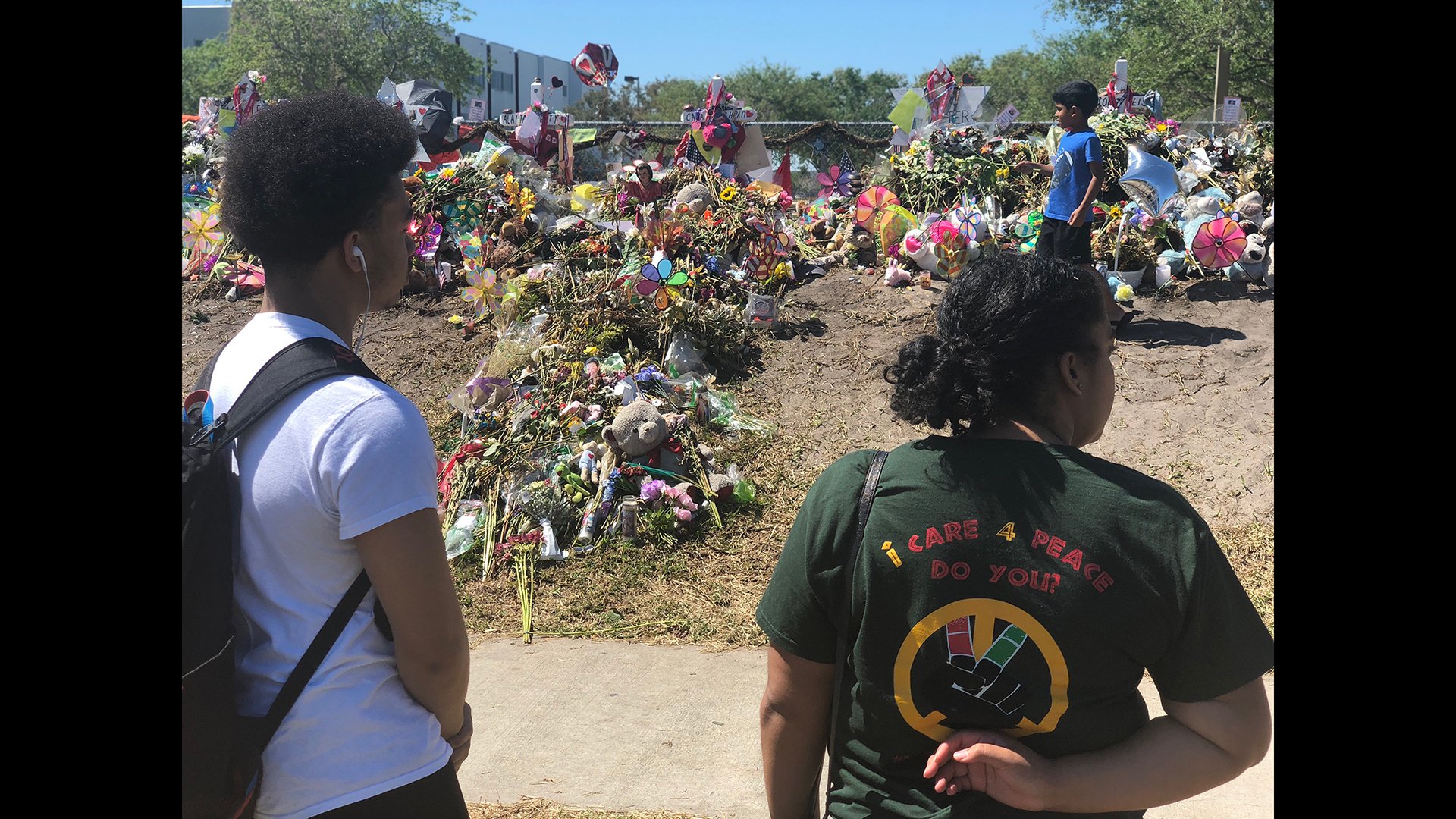 Chicago teens Vashon Edmondson, left, and Trinity Cole-Reid look on at a Marjory Stoneman Douglas High School shooting memorial in Parkland, Florida on March 3. (Photo courtesy Lamar Johnson)