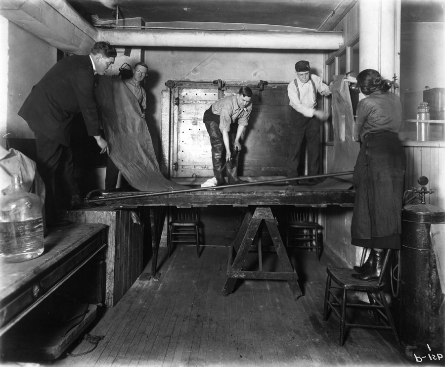 Chicago Academy of Sciences employees develop background for diorama, circa 1920. (Courtesy Peggy Notebaert Nature Museum)