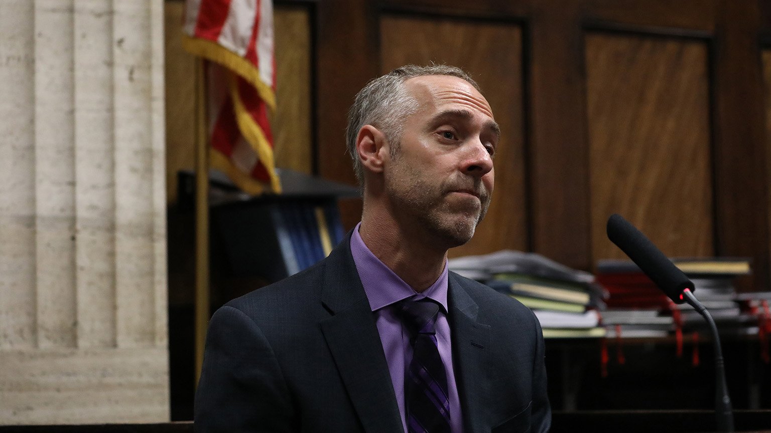 Witness Bryan Edelman, a trial consultant hired by the defense to conduct change-of-venue polls, answers questions at a hearing in the Jason Van Dyke case at Leighton Criminal Court in Chicago on April 18, 2018. (Nancy Stone / Chicago Tribune / Pool)