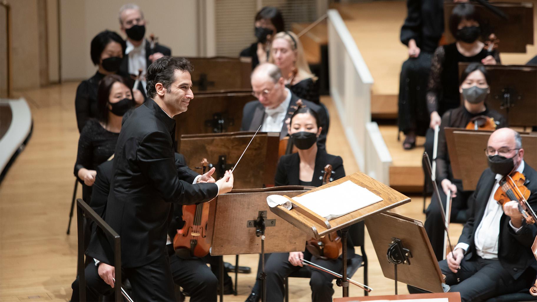 Guest conductor Andrés Orozco-Estrada leads the Chicago Symphony Orchestra in Tchaikovsky’s Symphony No. 5 (Credit: Anne Ryan)