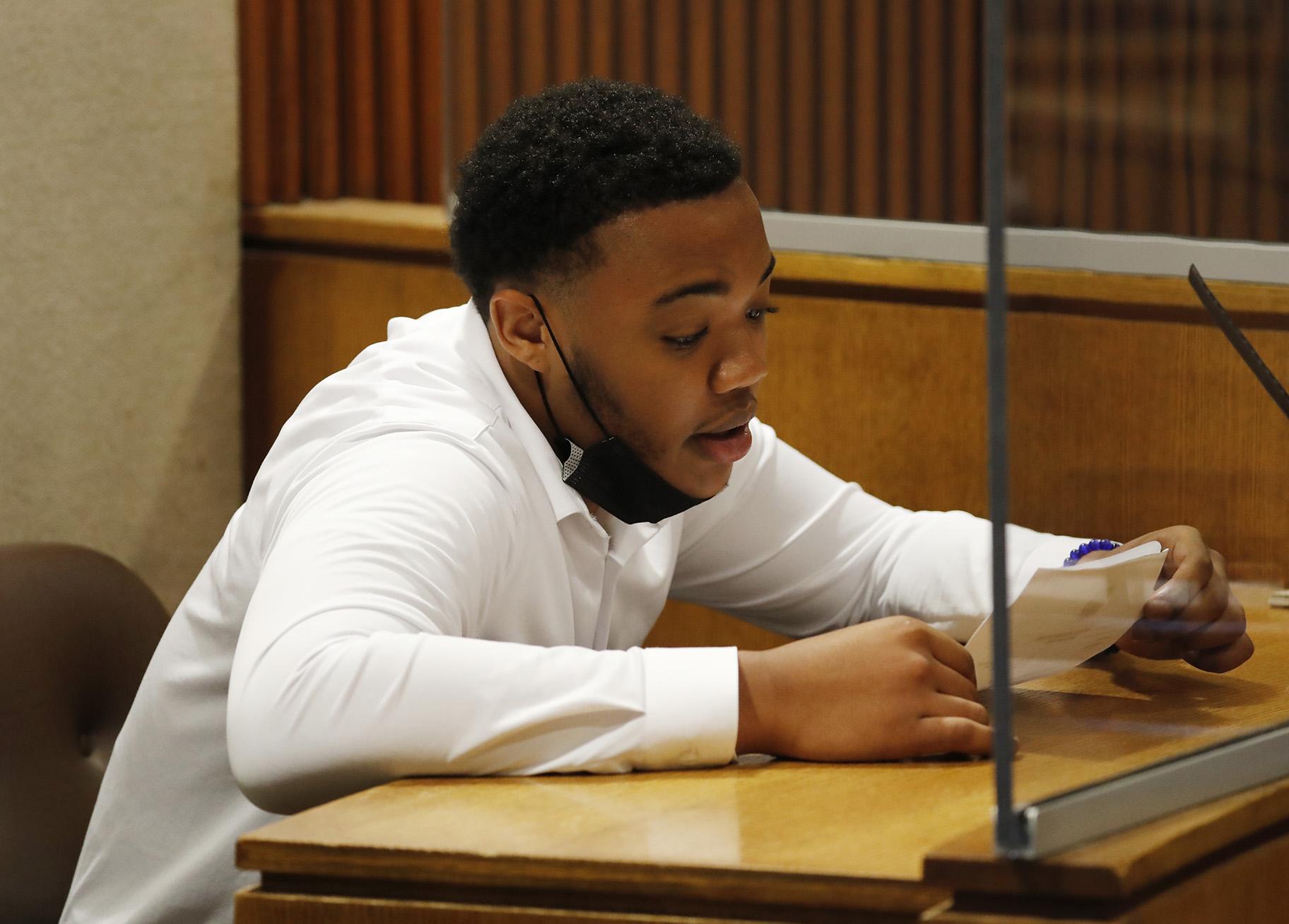 Nathaniel Pendleton Jr., brother of Hadiya Pendleton, reads his victim impact statement during the sentencing hearing of Kenneth Williams for the murder of Hadiya Pendleton at the Leighton Criminal Court Building in Chicago on July 20, 2021. (Jose M. Osorio / Chicago Tribune / Pool)