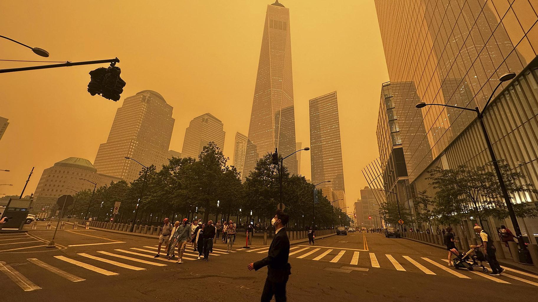 Pedestrians pass the One World Trade Center, center, amidst a smokey haze from wildfires in Canada, Wednesday, June 7, 2023, in New York. (AP Photo / Julie Jacobson)