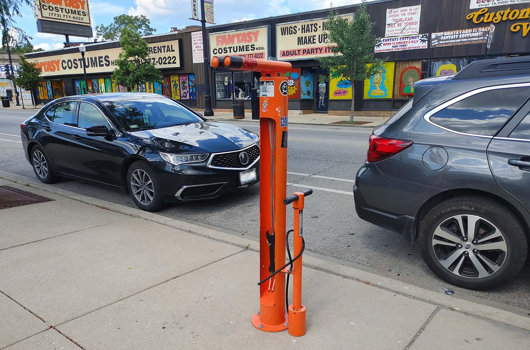 The first Fixit bike repair station to arrive in Portage Park is located at Milwaukee and Cuyler avenues. (Erica Gunderson / WTTW News)