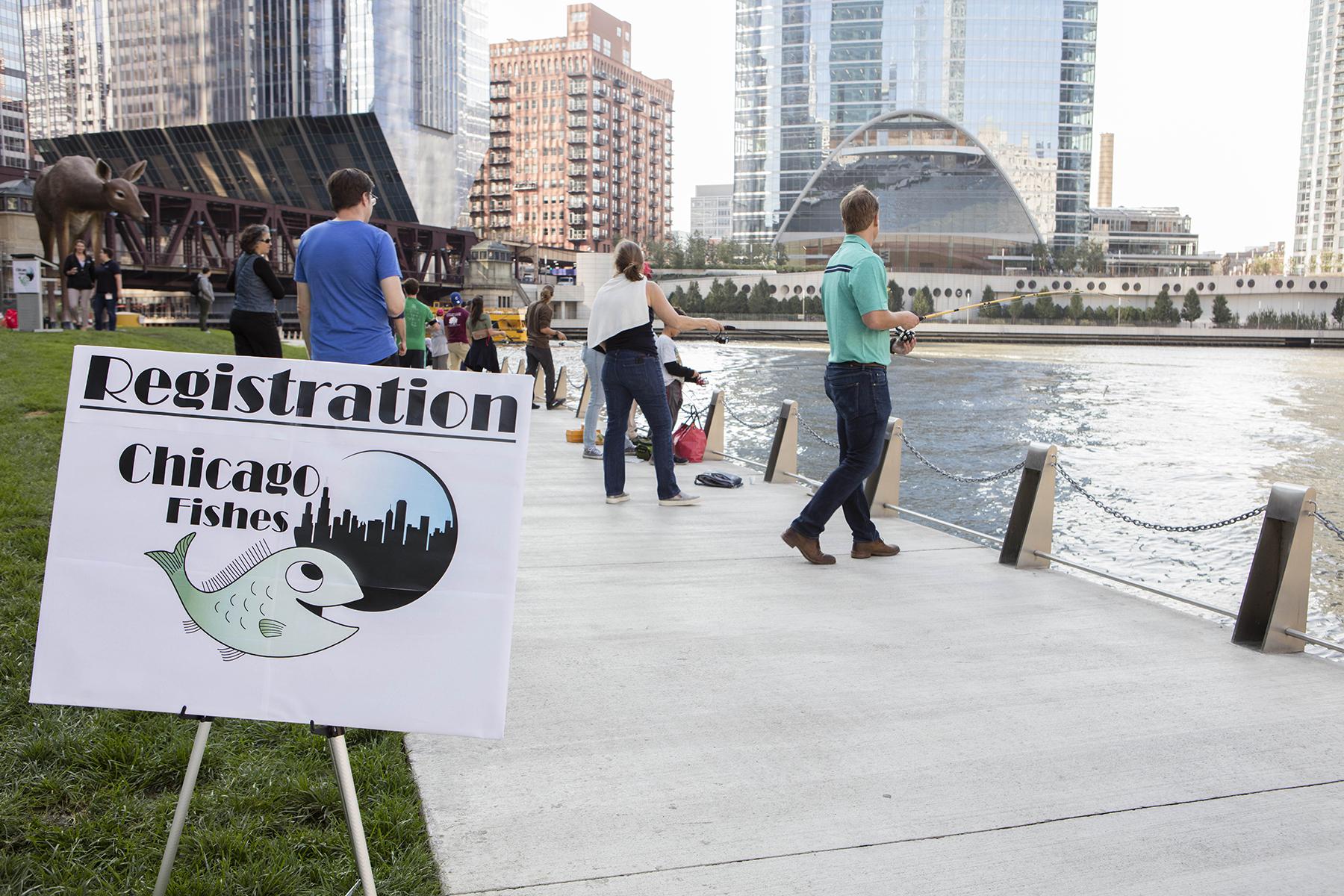 Hundreds of anglers participate in the #ChicagoFishes event Oct. 13 to celebrate decades of cleanup efforts to the Chicago River. (© Shedd Aquarium)