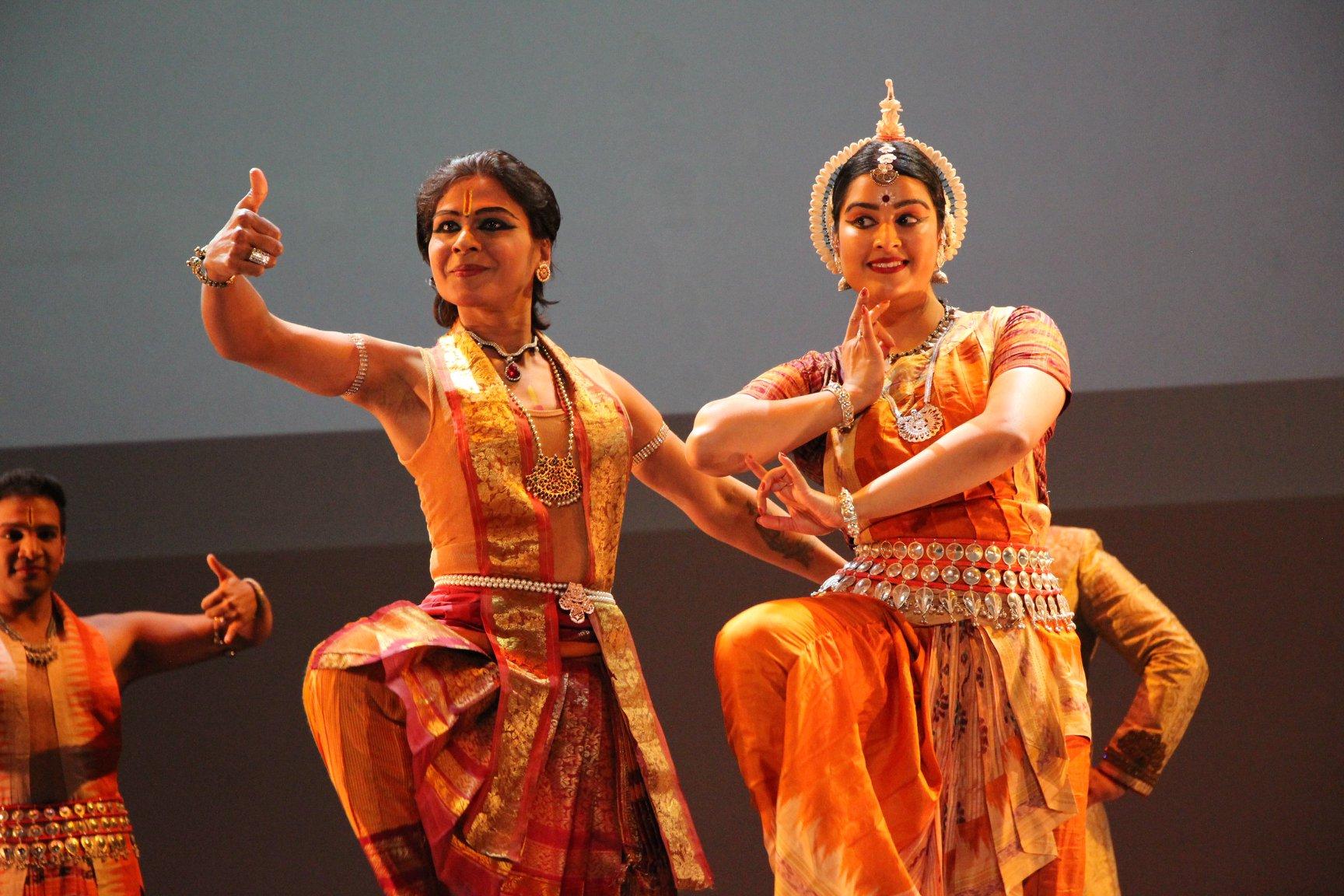 Laksha Dantran and Misha Talapatra perform. (Photo by Monika Bahroos)