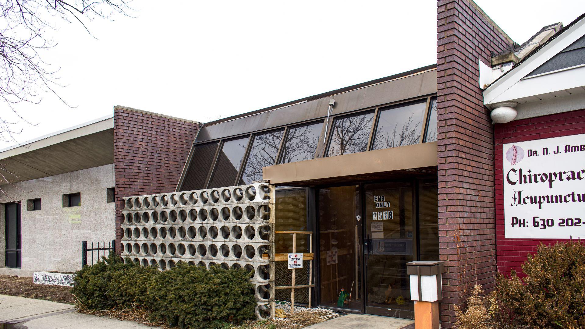 A Midcentury Modern office building on Peterson Avenue, one of several on a stretch that spans from West Ridge to North Park. (Preservation Chicago / Max Chavez)