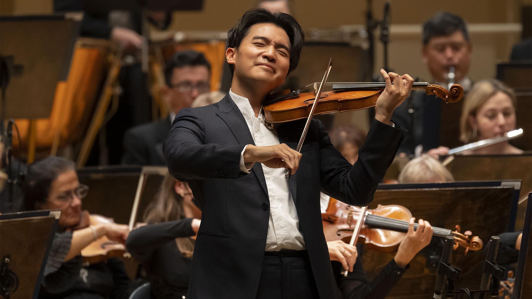 Soloist Ray Chen performs Lalo’s Symphonie espagnole with the Chicago Symphony Orchestra. (Credit: Todd Rosenberg Photography)