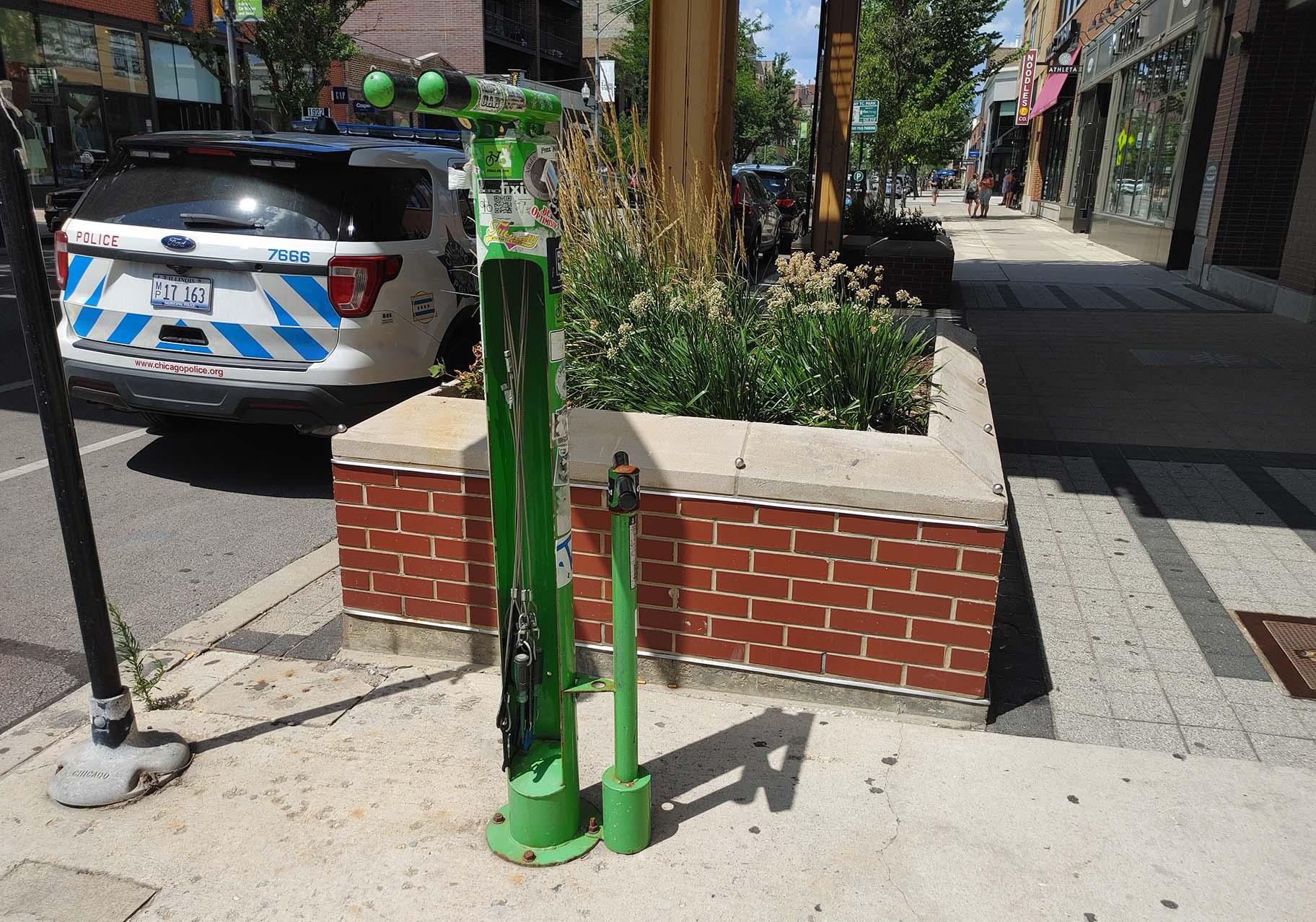 A Fixit bike repair station outside the Southport Brown Line CTA L stop. (Erica Gunderson / WTTW News)