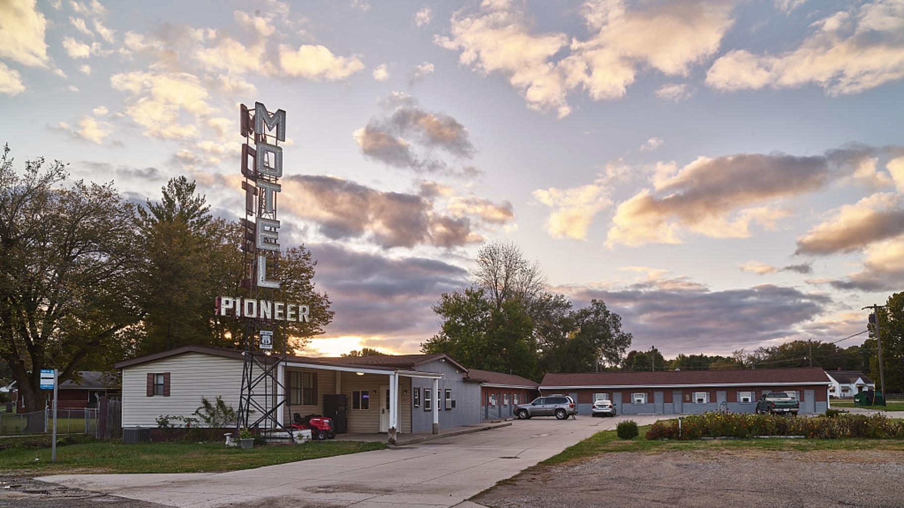 A classic 1940s-vintage Pioneer Motel (and sign) along the old “Mother Road” — U.S. Route 66 from Chicago to California — still stands and invites guests just north of Springfield, Illinois. (Carol M. Highsmith)
