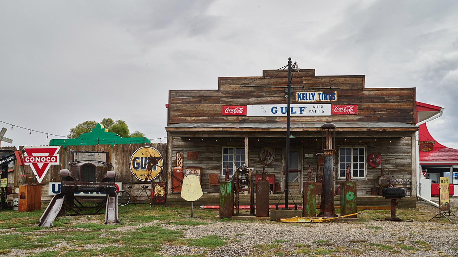 Old roadside gas and service station, re-created at the Route 66 Motorheads Bar, Grill and Museum outside Springfield, Illinois. The owner, Ron Metzger, has collected, restored and displayed many artifacts from the historic, Chicago-to-California two-lane U.S. Route 66 over the years. (Carol M. Highsmith)