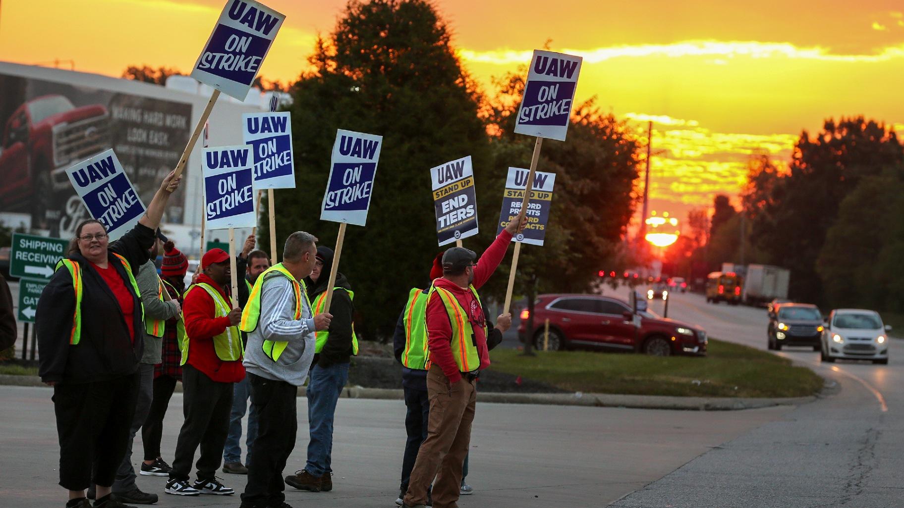File - UAW local 862 members strike outside of Ford's Kentucky Truck Plant in Louisville, Ky. on Oct. 12, 2023. (Michael Clevenger / Courier Journal via AP, File)