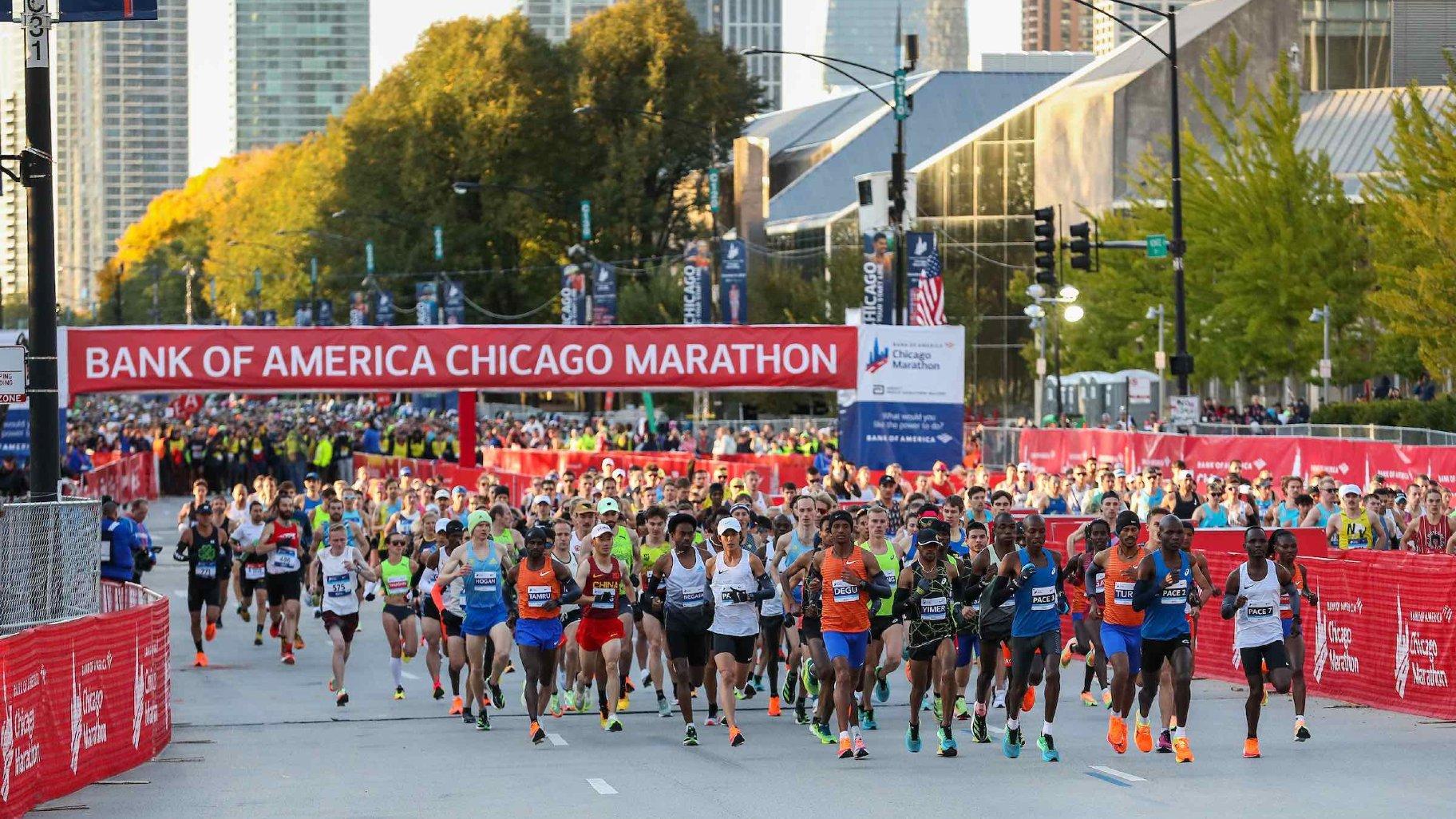 Elite runners lead the pack at the starting line of the 2022 Chicago Marathon. (Kevin Morris / 2022 Bank of America Chicago Marathon)